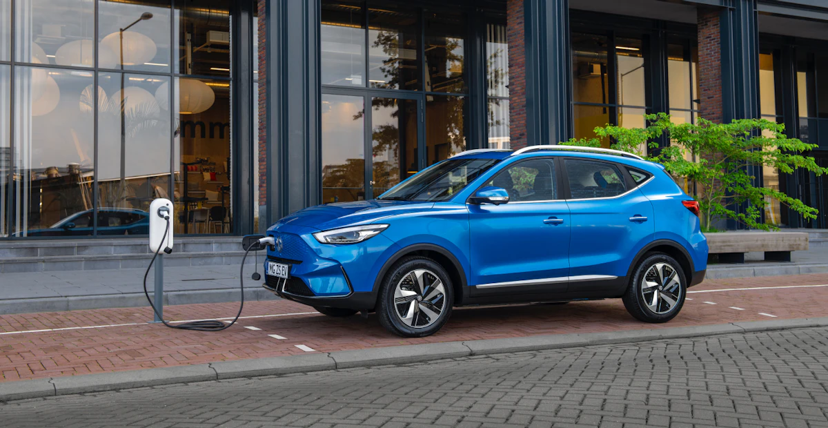 MG ZS EV Azul cargando en la calle